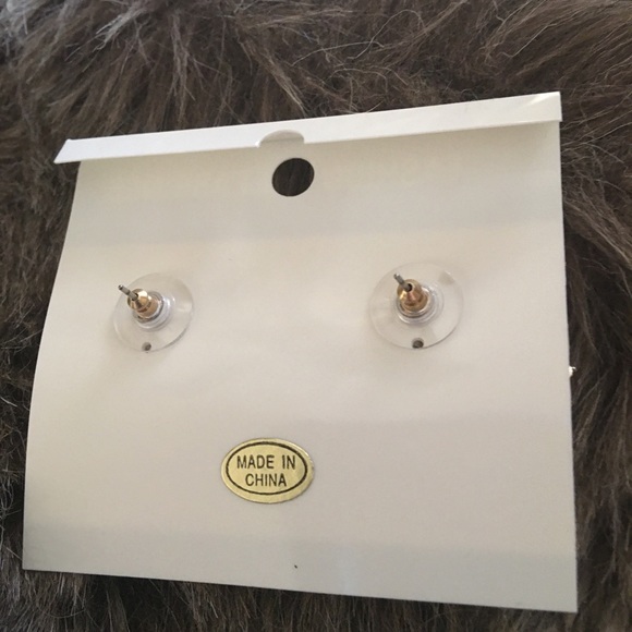 Faux amethyst gold tone cluster pierced earrings - Picture 5 of 5